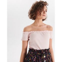 Bluzka z odkrytymi ramionami - Różowy. Bluzki damskie marki Cropp. Za 19.99 zł.