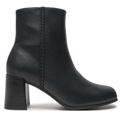 Botki Clarks. Czarne botki damskie Clarks, bez obcasa, na słupku, bez zapięcia. Za 419.99 zł.