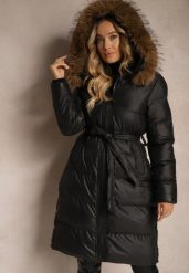 Czarna Kurtka Pikowana o Długim Kroju z Kapturem Wiązana w Pasie z Odpinanym Futerkiem Phorira. Czarne kurtki damskie Renee, l, bez wzorów, z jeansu, z kapturem. Za 229.99 zł.