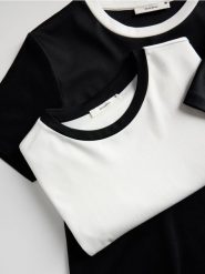 T-shirt z kontrastową lamówką - biały. Białe t-shirty damskie Reserved, l, bez wzorów, z bawełny, bez kołnierzyka. W wyprzedaży za 35.99 zł.