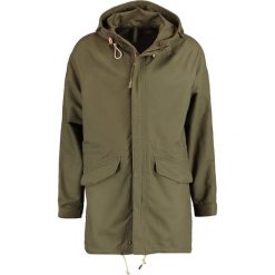 Abercrombie & Fitch Parka olive. Parki damskie marki Abercrombie & Fitch. W wyprzedaży za 463.20 zł.