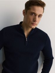 Sweter ze stójką - granatowy. Niebieskie swetry przez głowę męskie Reserved, l, bez wzorów, z dzianiny, bez kołnierzyka. W wyprzedaży za 69.99 zł.