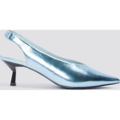 NA-KD Shoes Metaliczne czółenka na niskim obcasie - Blue. Czółenka damskie marki NA-KD Shoes. W wyprzedaży za 48.58 zł.