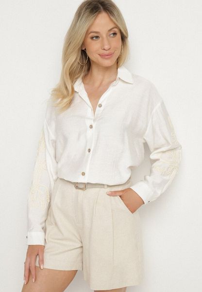 Biała Koszula z Wiskozy i Lnu z Ozdobnymi Naszywkami Palanira. Białe bluzki damskie Born2be, l, z aplikacjami, z wiskozy, klasyczne, bez kołnierzyka, bez ramiączek. Za 89.99 zł.