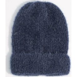 Czapka beanie z połyskującym włosiem - Granatowy. Czapki i kapelusze damskie marki Mohito. W wyprzedaży za 9.99 zł.