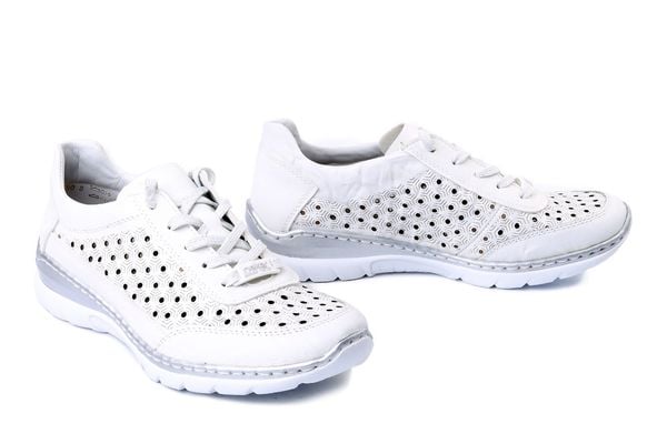 RIEKER L3217-80 white, półbuty damskie. Białe półbuty damskie Rieker, na lato, bez wzorów, bez obcasa, bez zapięcia. Za 244.93 zł.