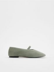 Zamszowe baleriny - jasny zielony. Zielone baleriny damskie Reserved, bez wzorów, ze skóry, bez obcasa. W wyprzedaży za 79.99 zł.