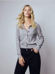 Sweter z dzianinowym topem - jasnoszary. Szare swetry damskie Reserved, l, bez wzorów, z dzianiny, bez kołnierzyka, bez ramiączek, bez kaptura. W wyprzedaży za 99.99 zł.