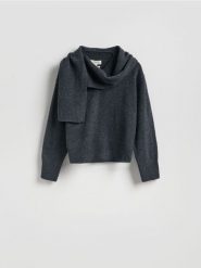 Wełniany sweter z szalem - ciemnoszary. Szare swetry damskie Reserved, l, bez wzorów, z dzianiny, bez kołnierzyka, bez ramiączek, bez kaptura. Za 299.99 zł.