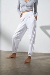 Spodnie do jogi Moonholi Moony Comfy Sweatpants z kieszeniami. Białe spodnie materiałowe damskie MOONHOLI, s, bez wzorów, z bawełny, na fitness i siłownię. Za 389.00 zł.