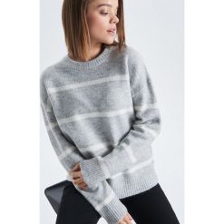 Sweter oversize w paski - Jasny szary. Swetry damskie Cropp. W wyprzedaży za 29.99 zł.