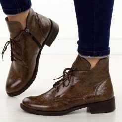 Brązowe skórzane Polskie botki damskie Deoni D397A. Brązowe botki damskie Deoni, na jesień, z jeansu, biznesowe, z okrągłym noskiem, bez obcasa, na płaskiej podeszwie, bez zapięcia. Za 499.00 zł.