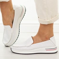 Białe ażurowe skórzane mokasyny damskie Jezzi 9793. Białe mokasyny damskie Jezzi, z jeansu, casualowe. Za 239.00 zł.