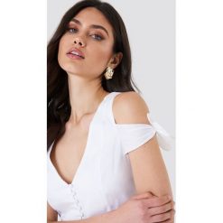 NA-KD Koszulka na guziki z wiązaniem - White. T-shirty damskie marki NA-KD. W wyprzedaży za 40.38 zł.