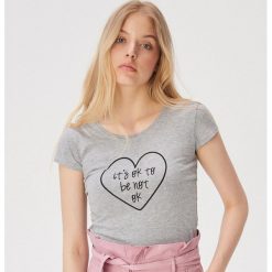 T-shirt z hasłem - Jasny szary. Szare t-shirty damskie Sinsay, l, bez wzorów, bez kołnierzyka. W wyprzedaży za 7.99 zł.