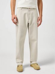 WRANGLER MĘSKIE SPODNIE WRANGLER RELAXED CHINO PELICAN 112362915. Spodnie materiałowe męskie Wrangler, l, bez wzorów. Za 199.99 zł.