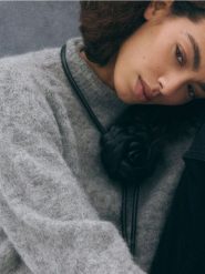 Skórzany pasek z kwiatem - czarny. Czarne paski damskie Reserved, bez wzorów. W wyprzedaży za 99.99 zł.