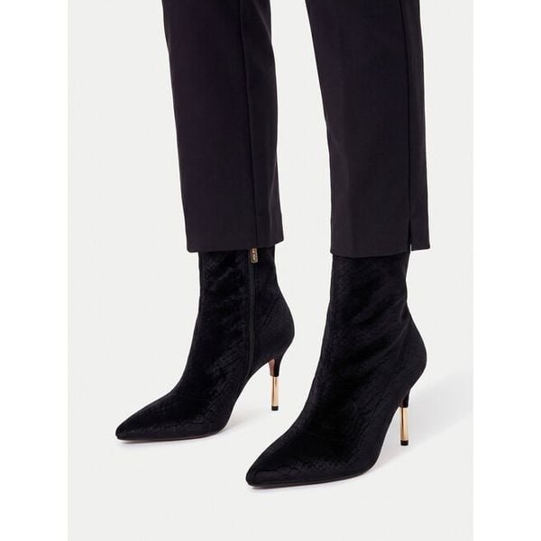 Botki Nine West. Czarne botki damskie Nine West, bez obcasa, na szpilce, bez zapięcia. Za 329.99 zł.