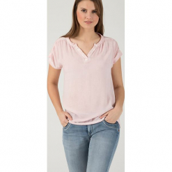 Koszulka "Serafino" w kolorze jasnoróżowym. Czerwone t-shirty damskie Timezone, z bawełny. W wyprzedaży za 75.95 zł.