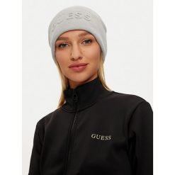 Czapka Guess. Szare czapki i kapelusze damskie Guess, na zimę, z aplikacjami. Za 149.99 zł.