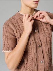 Dzianinowy kardigan z krótkim rękawem - brązowy. Brązowe kardigany damskie Sinsay, l, bez wzorów, z dzianiny, krótkie. Za 49.99 zł.