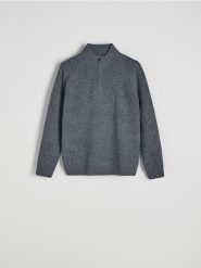 Sweter ze stójką - ciemnoszary. Szare swetry przez głowę męskie Reserved, l, bez wzorów, z dzianiny, bez kołnierzyka. W wyprzedaży za 69.99 zł.