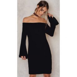 NA-KD Trend Sukienka z odkrytymi ramionami i szerokimi rękawami - Black. Sukienki damskie marki NA-KD Trend. W wyprzedaży za 48.58 zł.