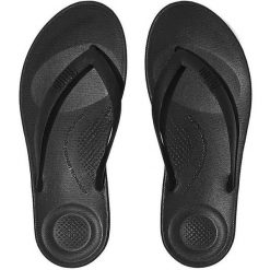 Plaskanie FITFLOP Iqushion, Kobiety. Czarne klapki damskie FIT FLOP, bez wzorów, z gumy, bez obcasa. Za 190.00 zł.
