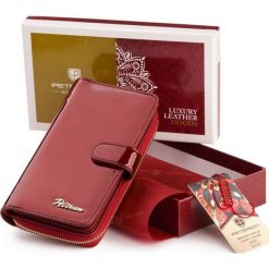 Lakierowany portfel skórzany Peterson czerwony PTN BC-603-RED. Czerwone portfele damskie Peterson, bez wzorów, z lakierowanej skóry. Za 127.99 zł.