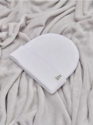Czapka beanie - kremowy. Białe czapki i kapelusze damskie Sinsay, z aplikacjami, z dzianiny. Za 9.99 zł.