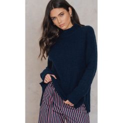 Rut&Circle Sweter w prążki Vera - Blue. Swetry damskie marki Rut&Circle. Za 161.95 zł.