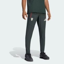 Spodnie Manchester United Tiro Tech. Zielone spodnie sportowe męskie Adidas, l, bez wzorów, z elastanu, do piłki nożnej. Za 329.00 zł.