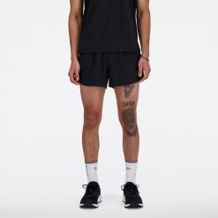 Spodenki męskie New Balance MS41280BK – czarne. Czarne krótkie spodenki sportowe męskie New Balance, l, bez wzorów, z elastanu, na fitness i siłownię. Za 299.99 zł.