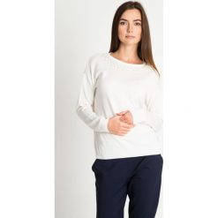 Biały sweter z perełkami na dekolcie QUIOSQUE. Białe swetry damskie QUIOSQUE, z tkaniny, z klasycznym kołnierzykiem. W wyprzedaży za 59.99 zł.