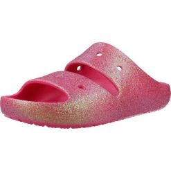 Sandały CROCS CLASSIC IRIDESCENT GLTTR Rose. Czerwone sandały damskie Crocs, bez wzorów, z gumy, bez obcasa, bez zapięcia. Za 198.99 zł.