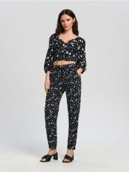 Spodnie z wiązaniem - czarny. Czarne spodnie materiałowe damskie Sinsay, l, bez wzorów, ze skóry. Za 39.99 zł.