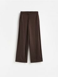 Spodnie w paski - ciemnobrązowy. Brązowe spodnie materiałowe damskie Reserved, l, bez wzorów, z dzianiny. Za 139.99 zł.