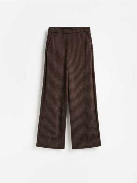 Spodnie w paski - ciemnobrązowy. Brązowe spodnie materiałowe damskie Reserved, l, bez wzorów, z dzianiny. Za 139.99 zł.