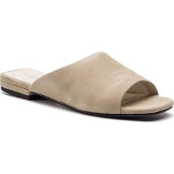 Klapki VAGABOND - Becky 4508-040-07 Sand. Brązowe klapki damskie Vagabond, bez wzorów, z materiału, bez obcasa, na obcasie, bez zapięcia. W wyprzedaży za 239.00 zł.