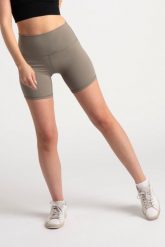 Szorty BODY średniej długości, opinający materiał – zielony szałwiowy. Zielone szorty sportowe damskie AESTHETIC WOLF, uniwersalny, bez wzorów, z elastanu, na fitness i siłownię. Za 109.99 zł.