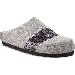 Kapcie DR. BRINKMANN - 320554 Grau 9. Szare kapcie damskie Dr. Brinkmann, bez wzorów, z materiału, bez obcasa, bez zapięcia. Za 149.00 zł.