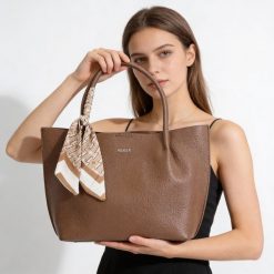 Torebka damska Rieker, ze skóry ekologicznej o prostej eleganckiej formie z ozdobną apaszką przy uchwycie wygodna do noszenia w dłoni i na ramieniu,. Brązowe szaliki i chusty damskie Rieker, bez wzorów, ze skóry ekologicznej, biznesowe, na ramię, bez dodatków. Za 279.00 zł.