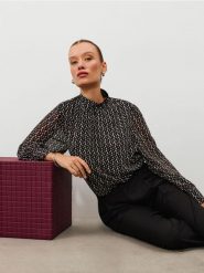 Wzorzysta bluzka ze stójką - wielobarwny. Bluzki damskie Sinsay, l, bez wzorów, bez kołnierzyka, bez ramiączek. Za 39.99 zł.