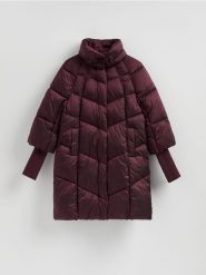 Długa pikowana kurtka - burgundowy. Czerwone kurtki damskie Reserved, l, bez wzorów, z tkaniny, bez kaptura. Za 359.99 zł.