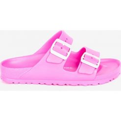 Birkenstock - Klapki. Czerwone klapki damskie Birkenstock, bez wzorów, z materiału, bez obcasa, bez zapięcia. W wyprzedaży za 119.90 zł.