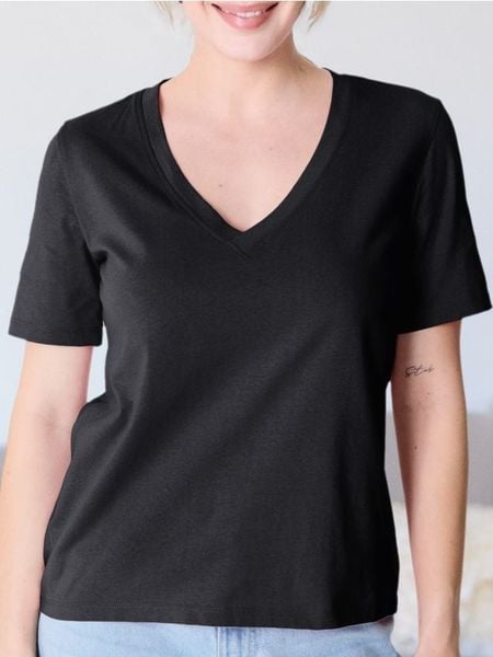 Koszulka - czarny. Czarne t-shirty damskie Sinsay, l, bez wzorów, bez kołnierzyka. Za 17.99 zł.
