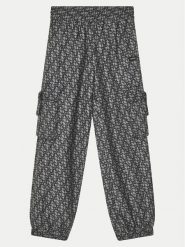 Guess Spodnie materiałowe J5RB09 WH2K0 Czarny Cargo Fit. Czarne spodnie materiałowe dla dziewczynek Guess, z aplikacjami, z materiału. Za 179.99 zł.