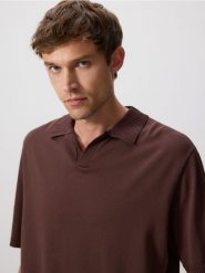 Sweter polo z wiskozą - brązowy. Brązowe swetry przez głowę męskie Reserved, l, bez wzorów, z dzianiny, bez kołnierzyka. W wyprzedaży za 59.99 zł.