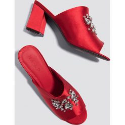 NA-KD Shoes Klapki ze zdobieniami - Red. Czerwone klapki damskie NA-KD Shoes, z satyny. W wyprzedaży za 54.59 zł.