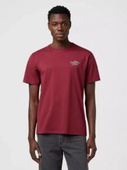 MĘSKA KOSZULKA WRANGLER GRAPHIC TEE RUBY WINE 112371485. Czerwone t-shirty męskie Wrangler, m, bez wzorów, bez kołnierzyka. Za 79.99 zł.